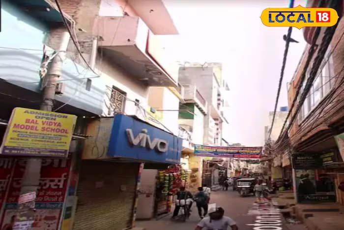 Bhooton Wali Gali: Years ago, this area was filled with fields. After a day of labour, workers would return home with their faces covered in mud, appearing ghost-like in the fading light. Over time, this led to the name Bhooton Wali Gali. The 700-metre street begins under the Nangloi flyover on Rohtak Road and leads to the cremation ground. It is also listed on Google Street View as Bhooton Wali Gali. (Local18) Bhooton Wali Gali: Years ago, this area was filled with fields. After a day of labour, workers would return home with their faces covered in mud, appearing ghost-like in the fading light. Over time, this led to the name Bhooton Wali Gali. The 700-metre street begins under the Nangloi flyover on Rohtak Road and leads to the cremation ground. It is also listed on Google Street View as Bhooton Wali Gali. (Local18)