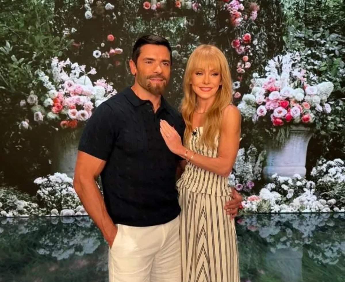 Kelly Ripa, Mark Consuelos leave fans stunned with Halloween costume